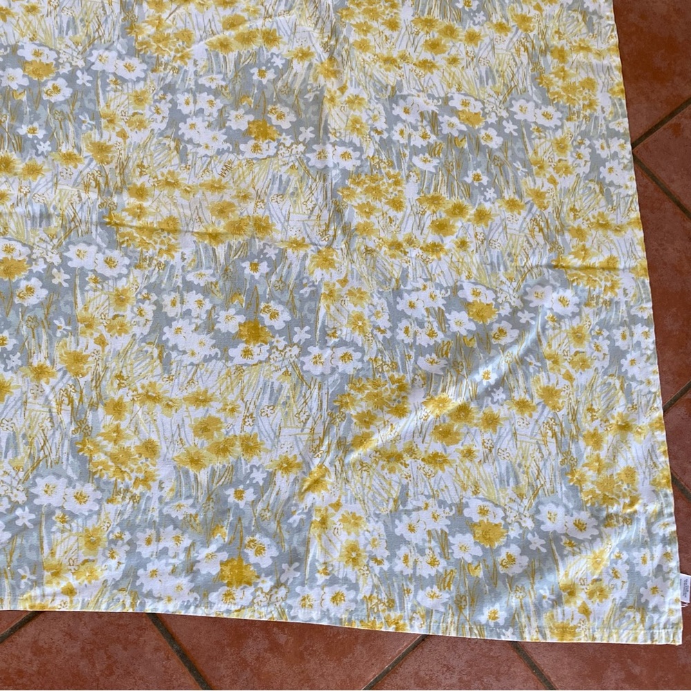 Vera Cornflower Cloth Tablecloth 30 X 78 Yellow White Gray Floral Cotton Blend
